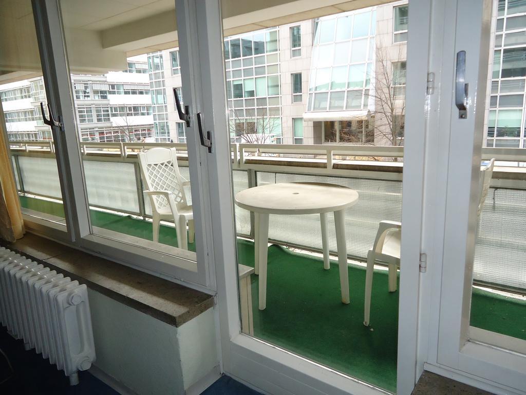 Hotel Kubrat Am Checkpoint Charlie Berlin Room photo