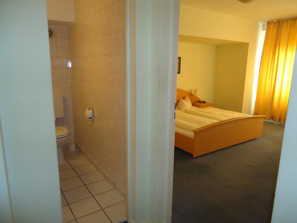 Hotel Kubrat Am Checkpoint Charlie Berlin Room photo