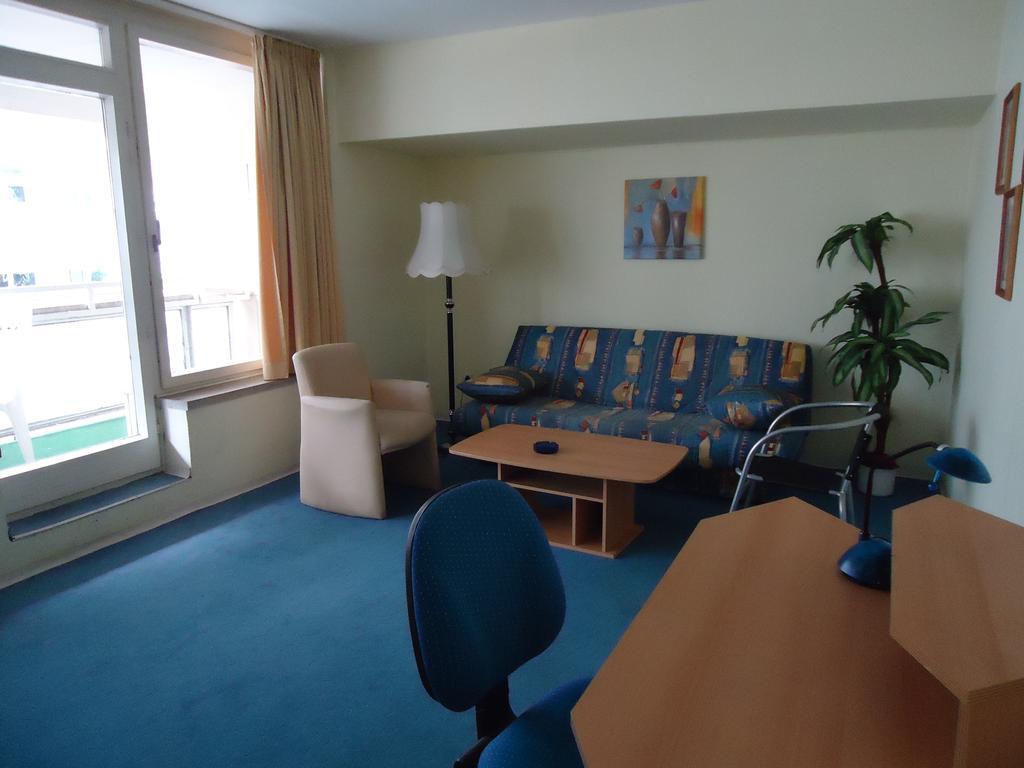 Hotel Kubrat Am Checkpoint Charlie Berlin Room photo