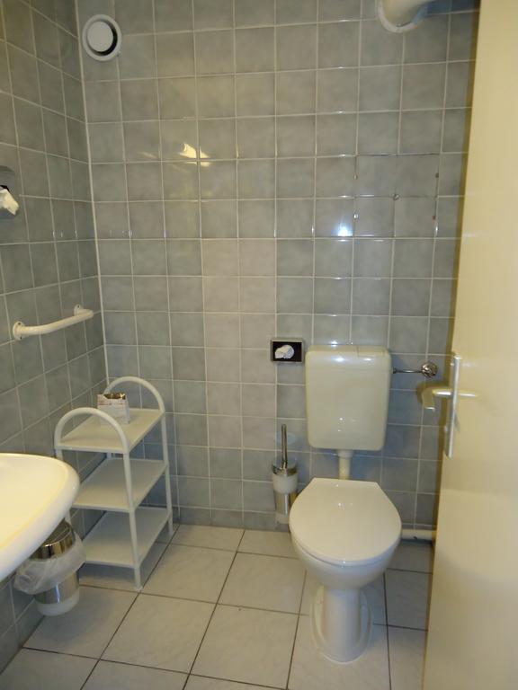 Hotel Kubrat Am Checkpoint Charlie Berlin Room photo