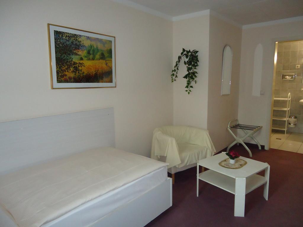 Hotel Kubrat Am Checkpoint Charlie Berlin Room photo